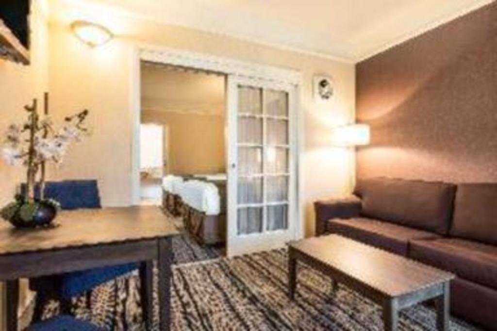 Ramada Suites By Wyndham San Diego Kültér fotó