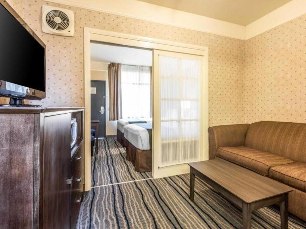 Ramada Suites By Wyndham San Diego Kültér fotó