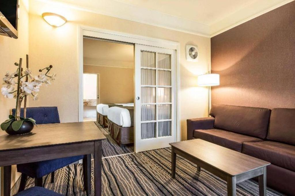 Ramada Suites By Wyndham San Diego Kültér fotó