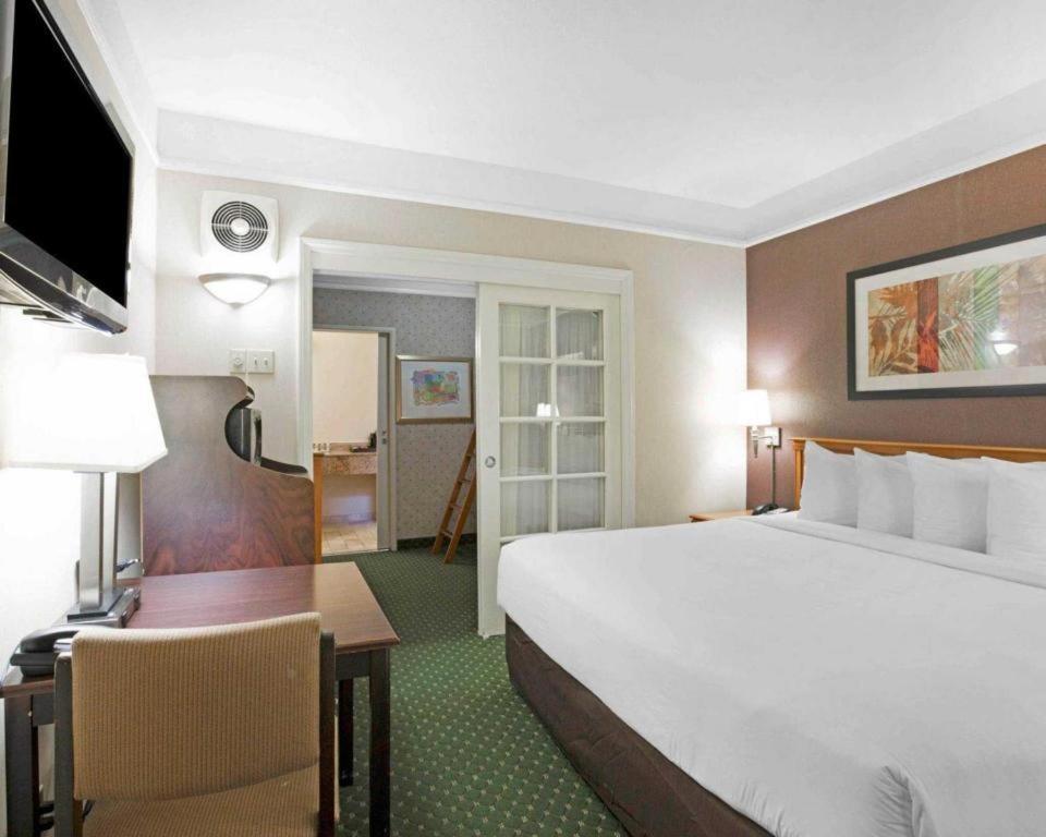 Ramada Suites By Wyndham San Diego Kültér fotó
