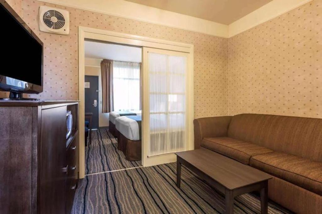 Ramada Suites By Wyndham San Diego Kültér fotó